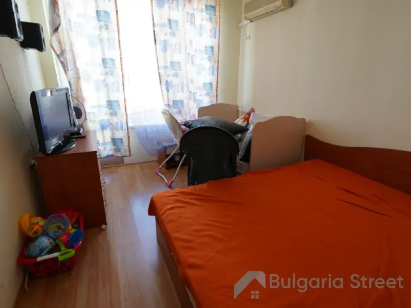 кровать в спальне