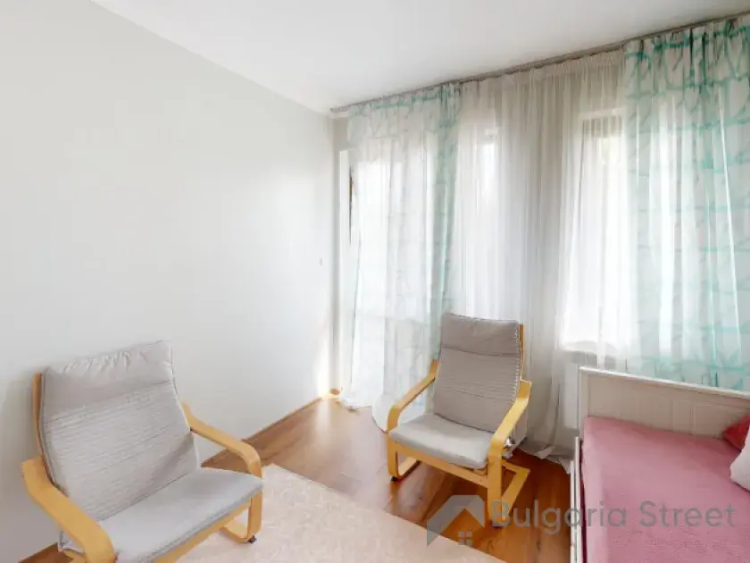 кровать и два стула