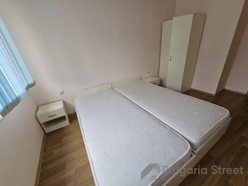 двухспальная кровать и гардероб