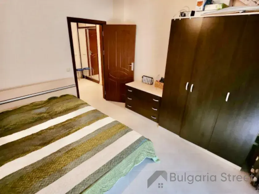 гардероб и кровать