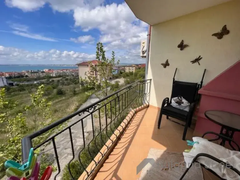 садовый стол, стулья на террасе