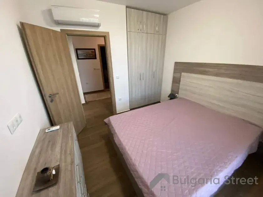 кровать в спальне