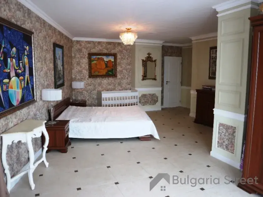 двухспальная кровать