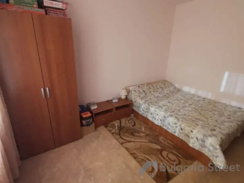кровать и гардероб