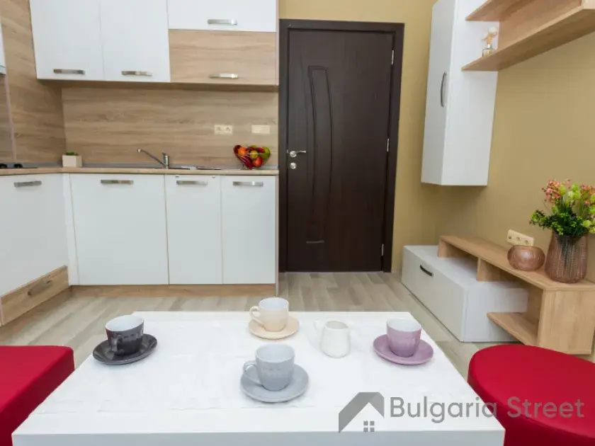 стол со стульями, кухонный уголок