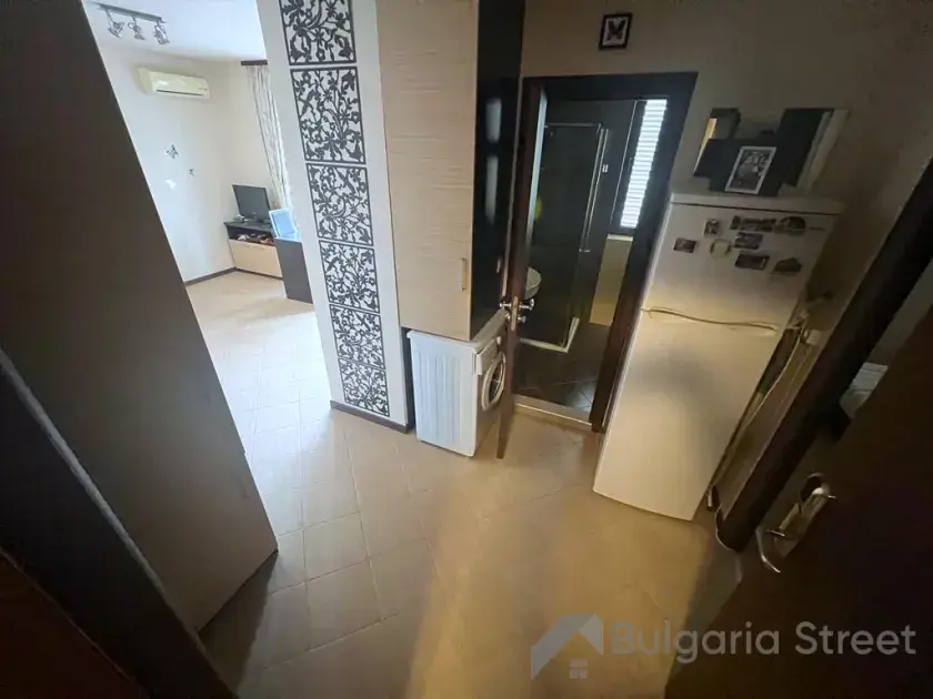холодильник в рихожей
