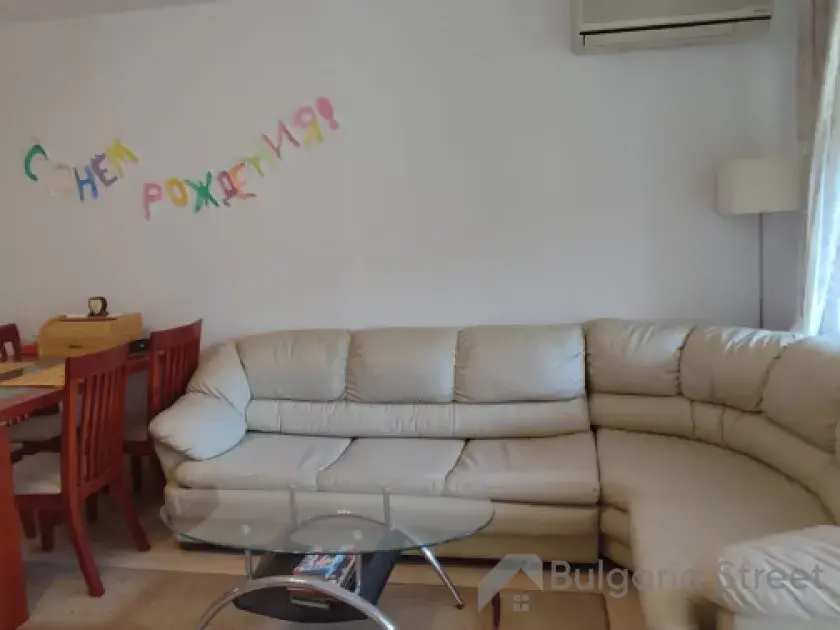 большой диван в квартире