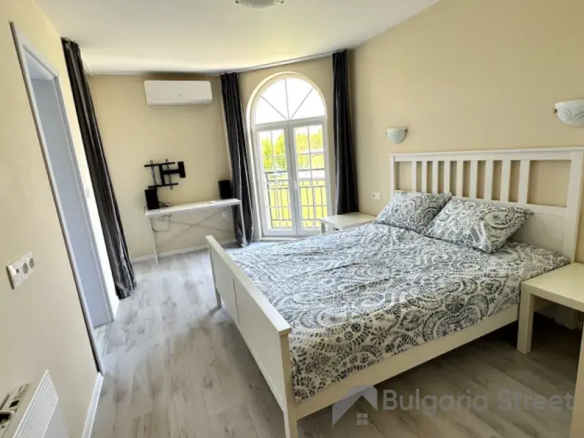 стол и кондиционер