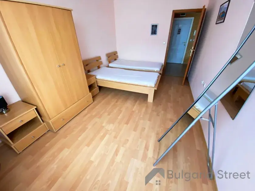 шкаф, кровать в спальне