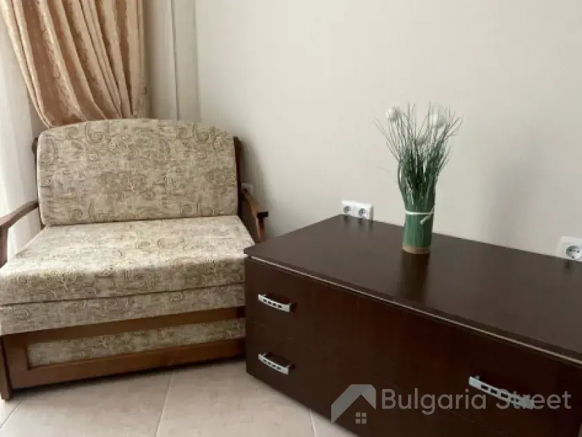 тумба и кресло в квартире