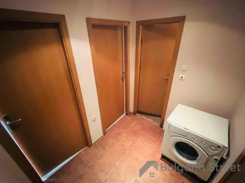 стиральная машина в прихожей