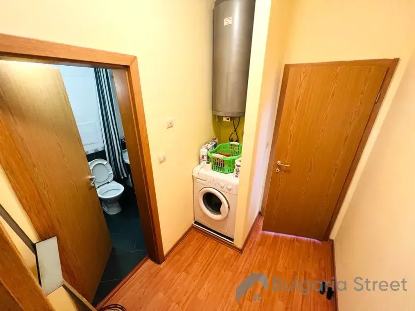 стиральная машина в прихожей