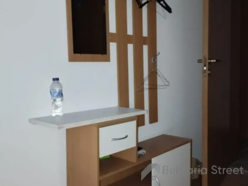 прихожая с мебелью
