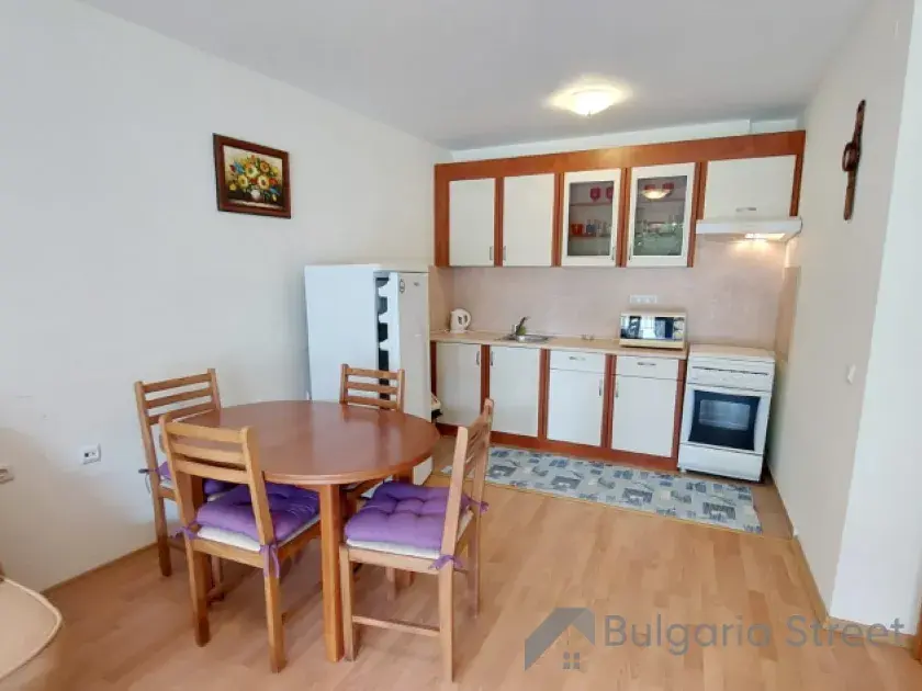 стол со стульями в комнате
