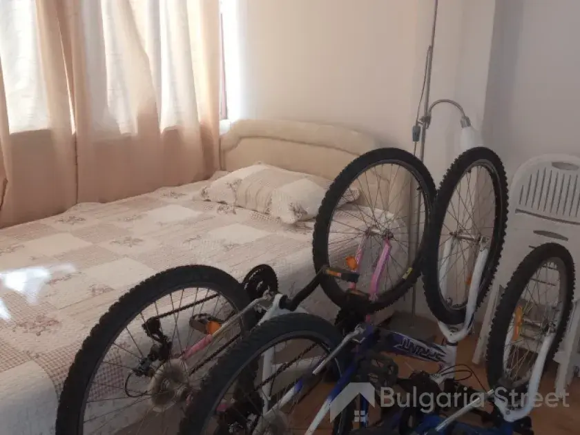 кровать, велосипеды