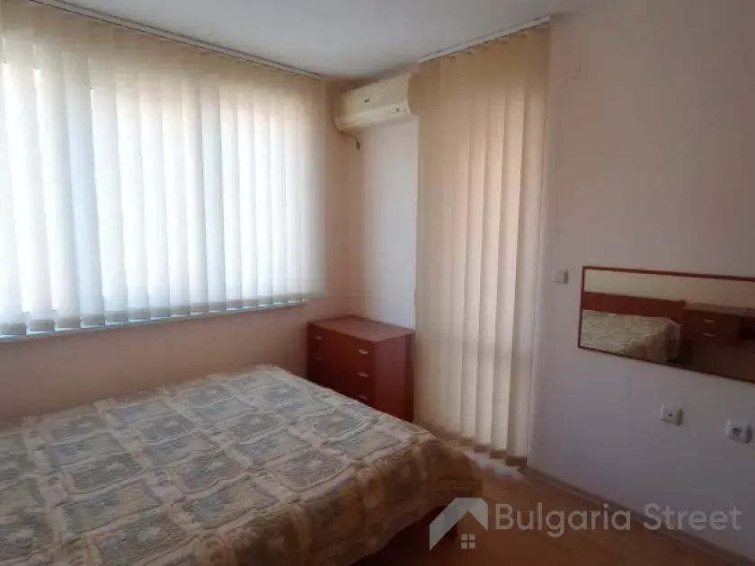 кровать в спальне