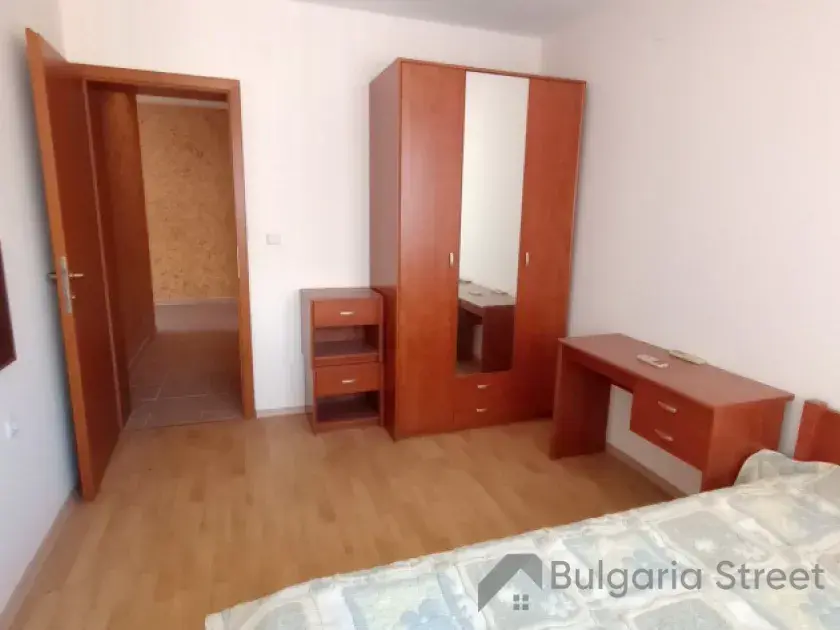 шкаф и кровать