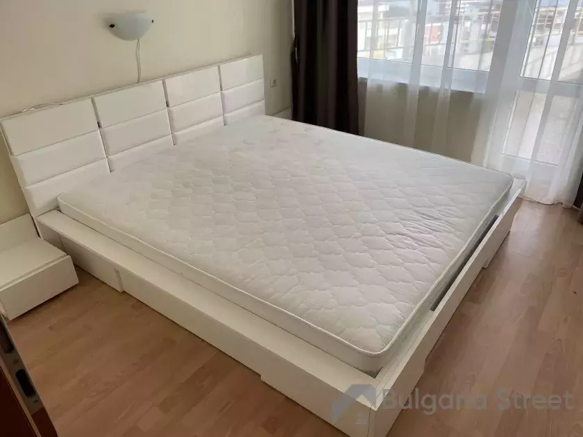 кровать в спальне