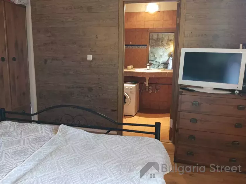 Комод и телевизор в спальне