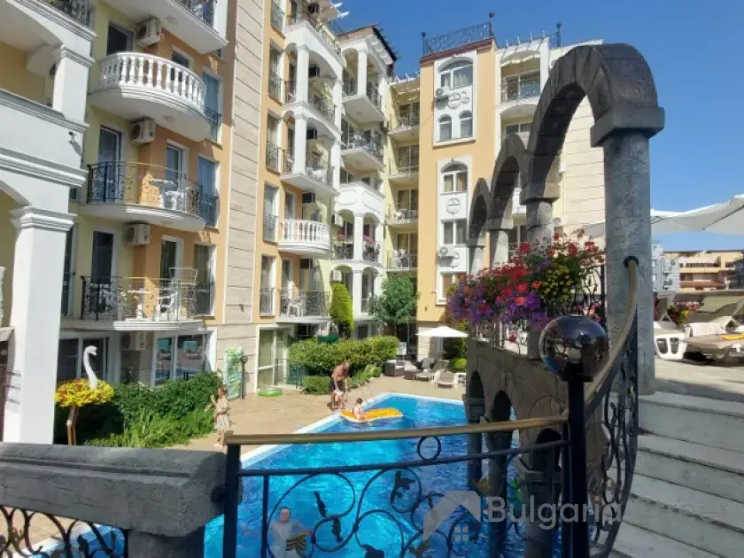 мост через бассейн