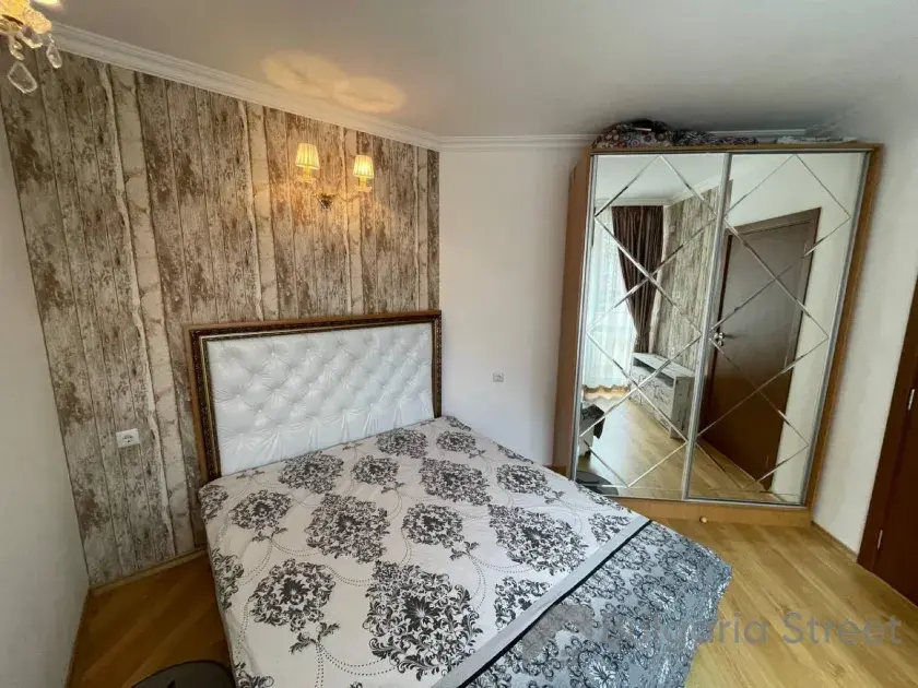 Двухспальная кровать и гардероб