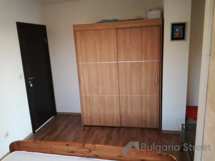 Гардероб и кровать в спальне