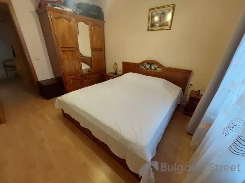 шкаф, кровать в спальне