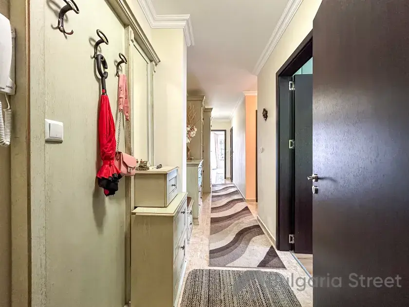 шкаф с вешалкой в прихожей