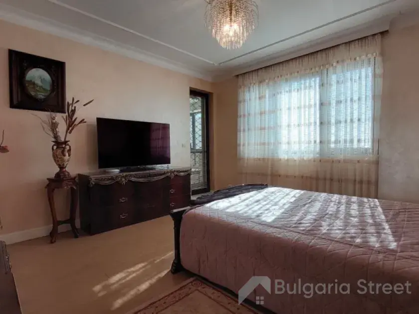 Меблированная спальня