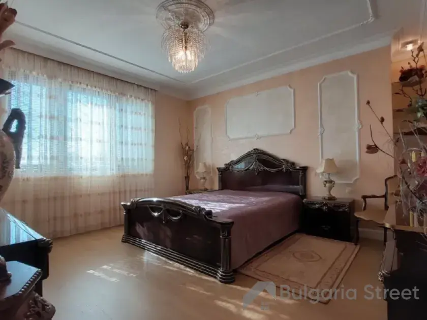 Двухспальная кровать из темного дерева