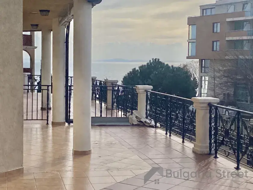 Терраса с частичным видом на море