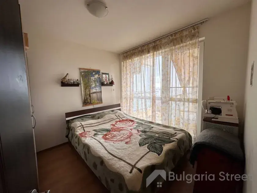 кровать в спальне
