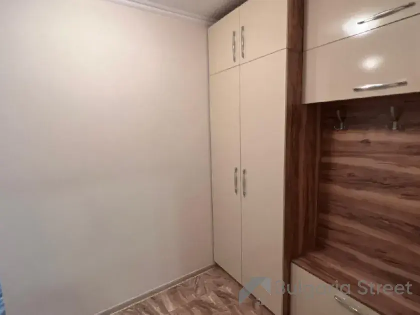 Шкаф в прихожей