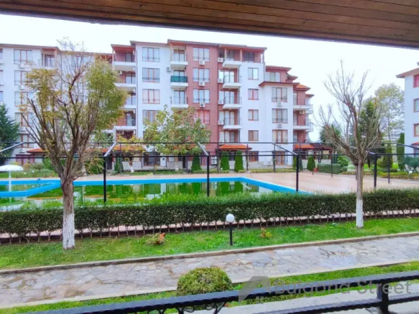 вид на бассейн с террасы