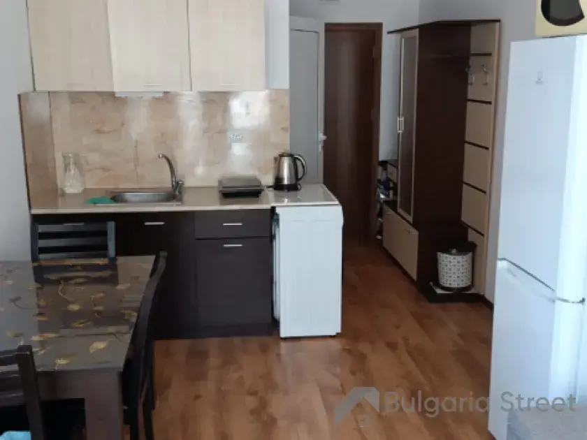 стол со стульями, кухонный уголок