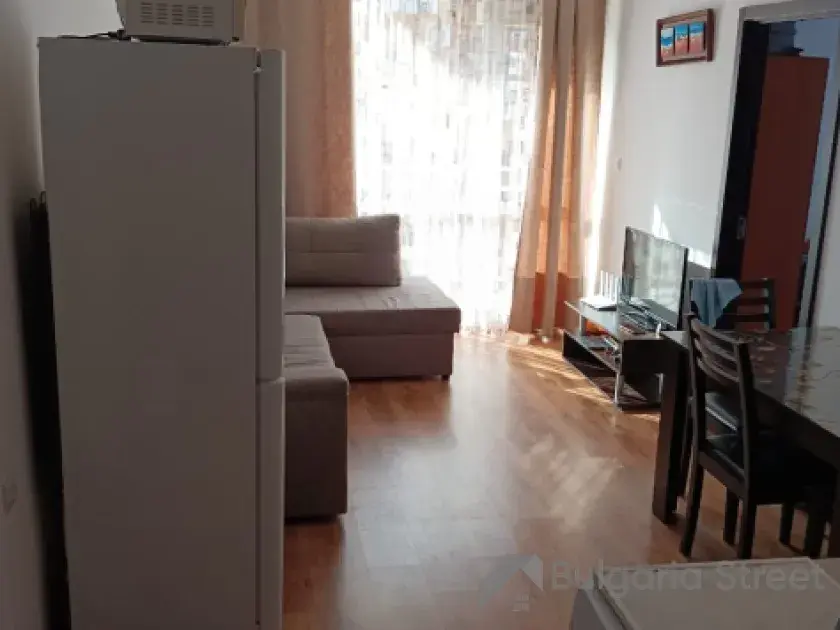 холодильник и мебель