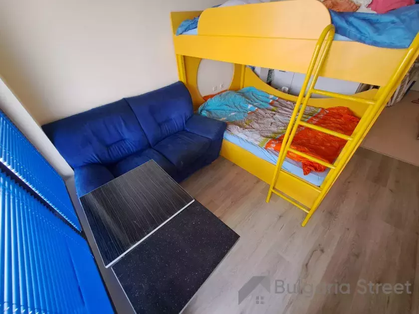 детская кровать и диван