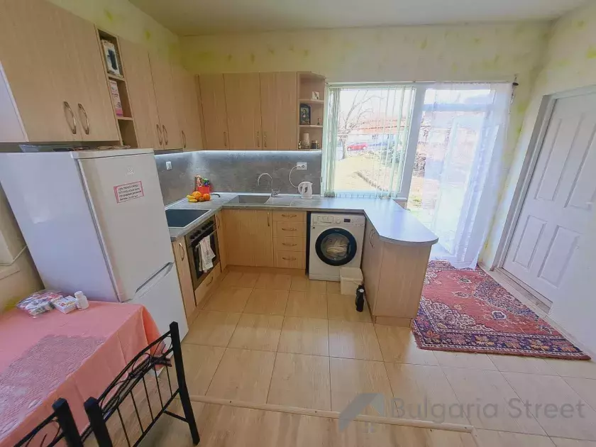 Кухонный уголок с стиральной машиной и холодильником