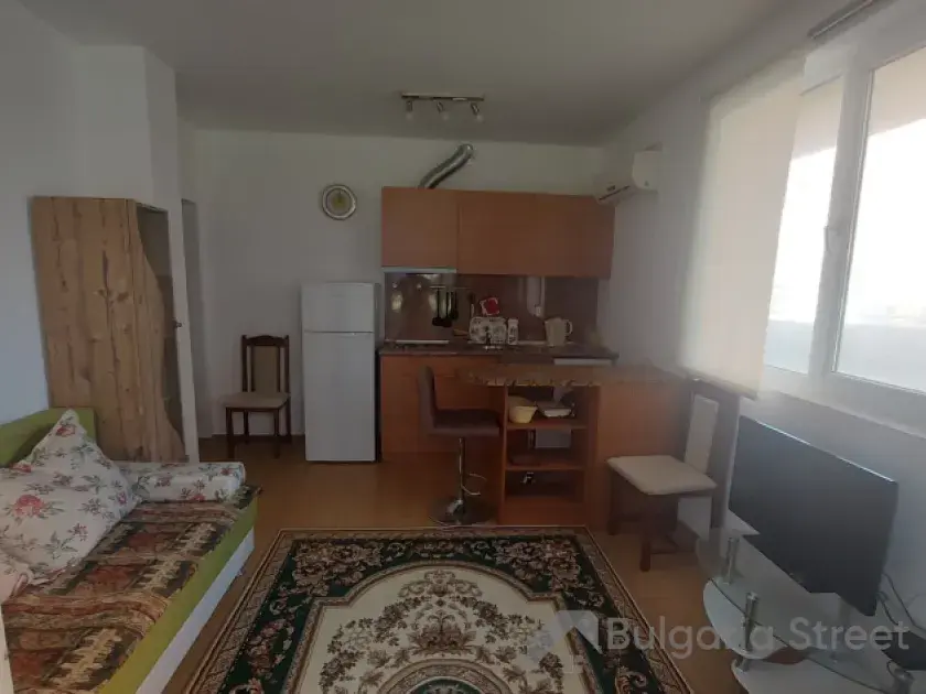 кухонный уголок, диван, шкаф