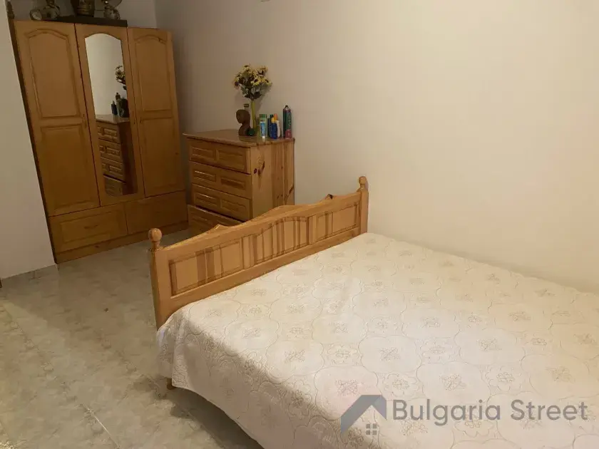 Двухспальная кровать и другая мебель