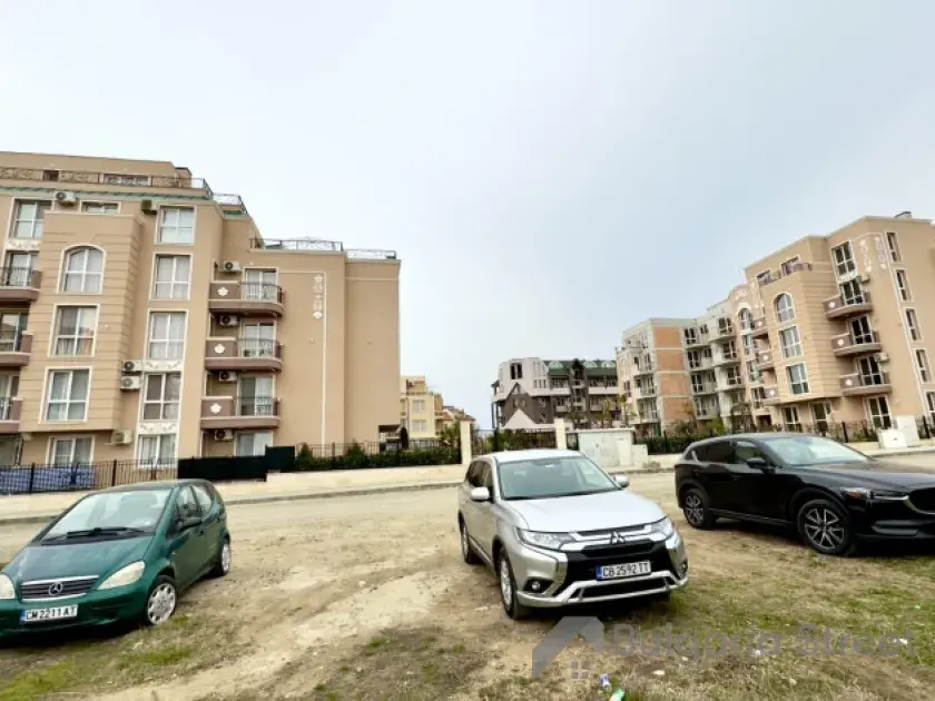 Парковка рядом с комплексом