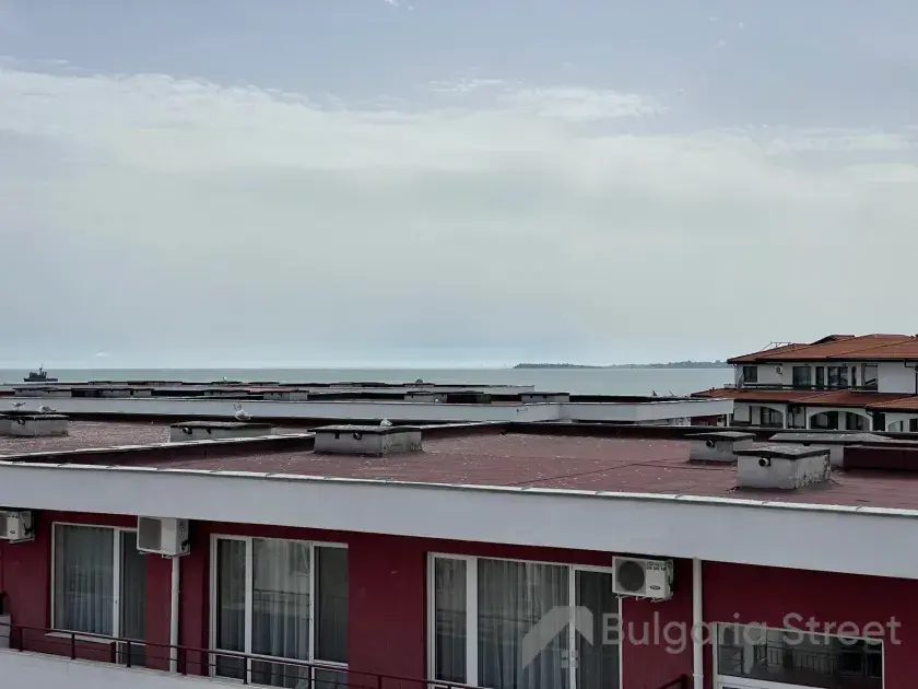 Частичный вид на море