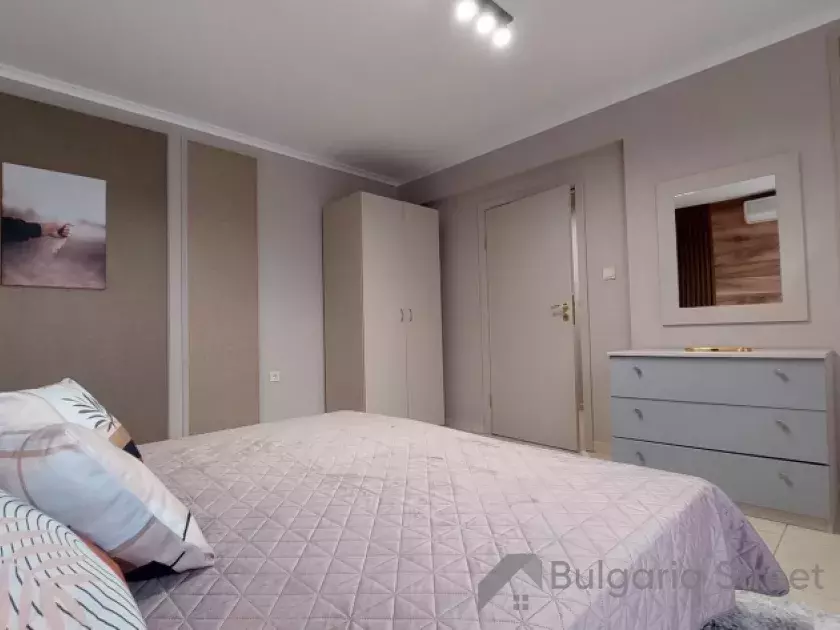 Кровать и комод в спальне