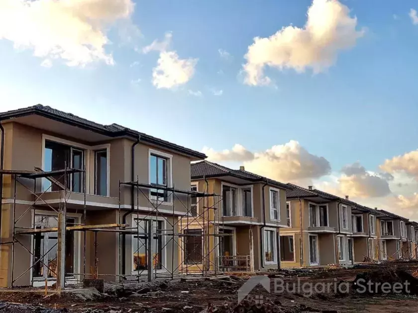 Ряд домов на этапе строительства