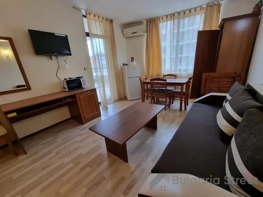 телевизор и диван