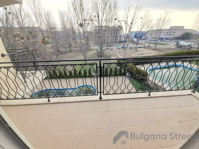 Вид с балкона на бассейн