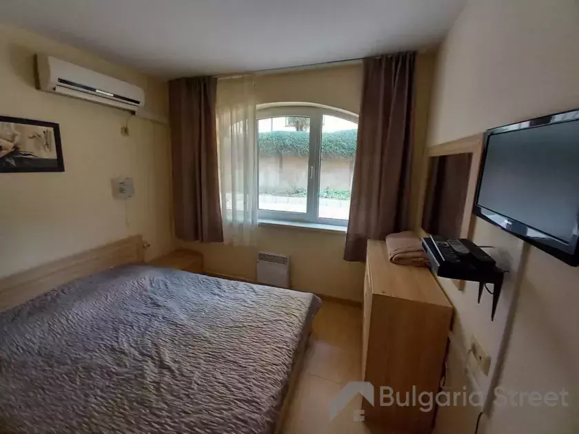 Двуспальная кровать телевизор в спальне