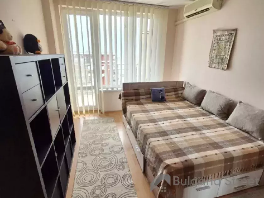 диван и шкаф в комнате