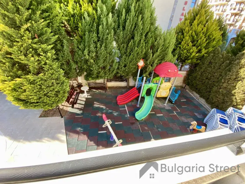 Вид на детскую площадку