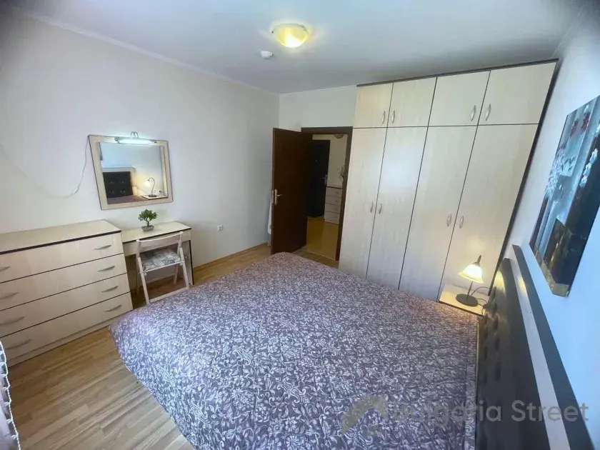 кровать и гардероб